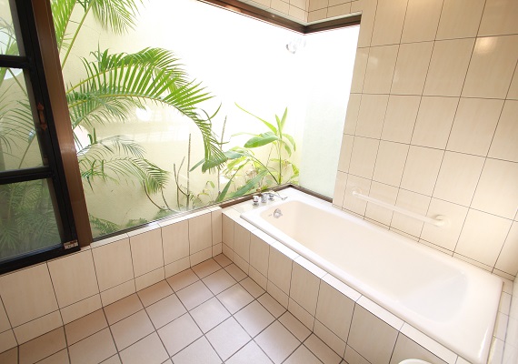 Bathroom (approx. 5,5 square meters)