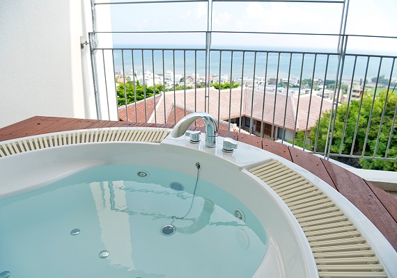 The Jacuzzi on the terrace of all guest rooms is available regardless of the season