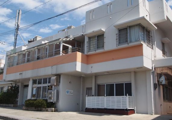 [Facade] The hotel's studio apartment is connected to a Hula Studio, the surrounding area is a quiet environment overlooking the sea from a hill. However, it is a very convenient location as a base for sightseeing in Okinawa, close to the airport and high