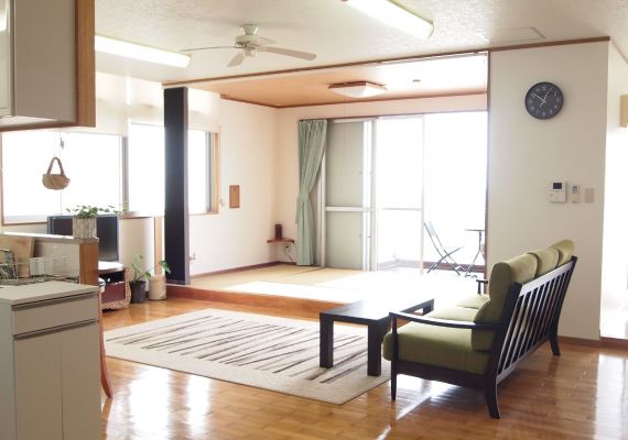 [Japanese-style room] The Japanese-style room with tatami mats leading from the living room is good for families with young children. The tatami mats, which will heal the tiredness of traveling when you lie down, are an essential space for Japanese people
