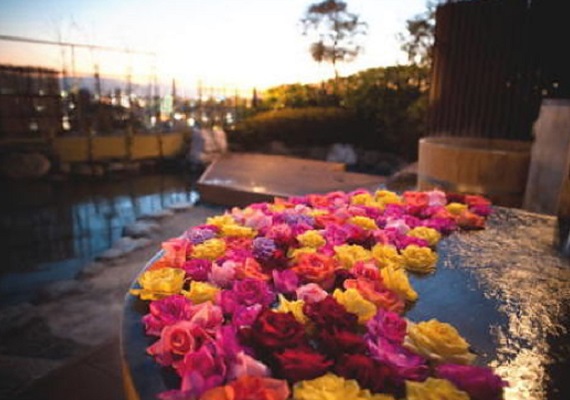 Open-air bath with roses (this bath is only for women)
