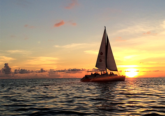 日落帆船
在海上彷佛是另外一個世界。要不要以風帆承接宮古的風呢？