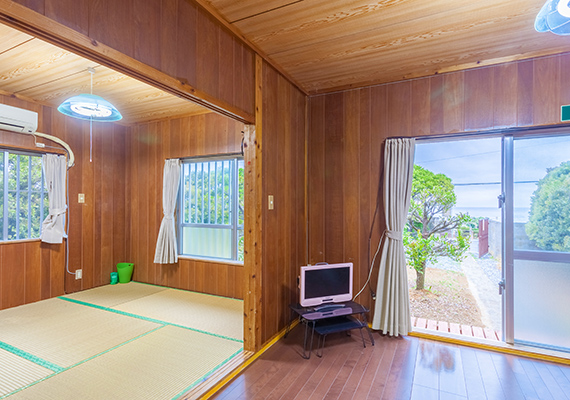 You can spend a pleasant time in a Japanese-style room with tatami and Western-style living room with flooring.