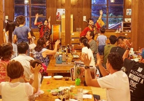 "Okinawa Cuisine Chinuman" Shimauta Live Scene! Shima-uta live performances held every day are free of charge! It is a participatory and casual live performance. 