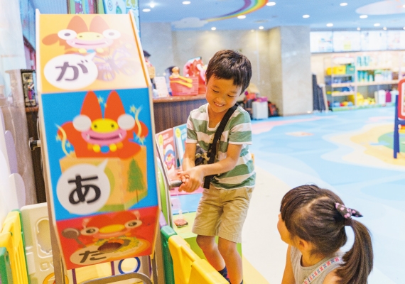 Generous child plays in kids' space in cafe space, and let's enjoy♪