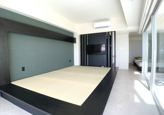 Japanese-style room on the 1st floor (there is a bedroom in the back)