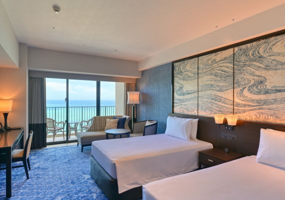 The Deluxe Twin (Ocean View) room offers an interior space of 38 square meters, along with a balcony of 6 square meters. From the balcony, you can enjoy views of the ocean while relaxing in the comfort of your room.