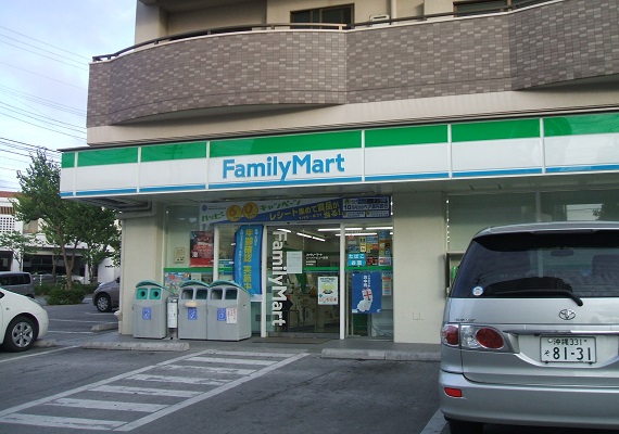 3 minutes walk to food supermarket and Family Mart