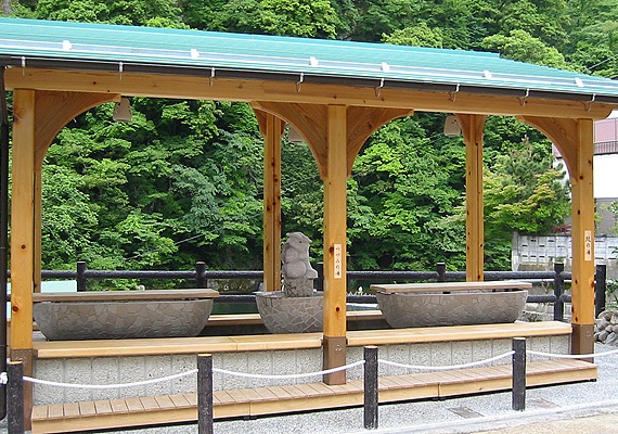 <CENTER>Stay in Yubara Hot Spring with<CENTER>famous "Sunayu" ("Sand bath") of "Nishi no Yokozuna"<CENTER>Included in the list of open-air bathes!<CENTER>