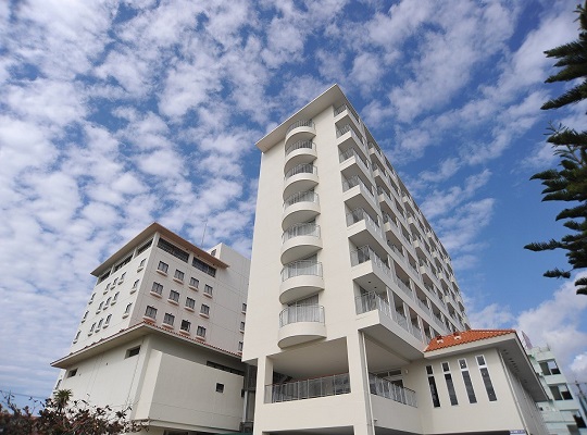 A magnificent view of Nago Bay from the window.
The stylish interior creates a calm atmosphere