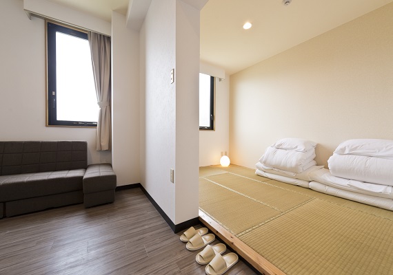 日西式客房（１位～４位）
※４位贵宾住宿的情况下，将请３位贵宾使用日式床垫，１位贵宾使用沙发床。
