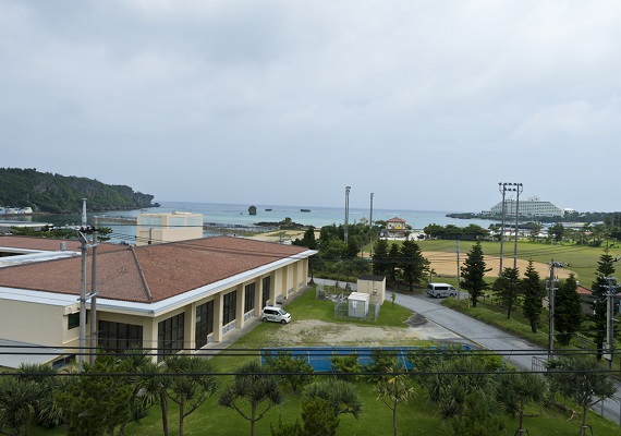 徒歩3分で恩納海浜公園ナビ―ビーチへ
万座毛沖へ沈む絶景サンセットを満喫いただけます。