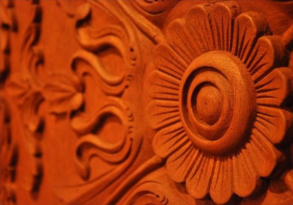エントランスの扉は格調高い木彫りの彫刻が施される。