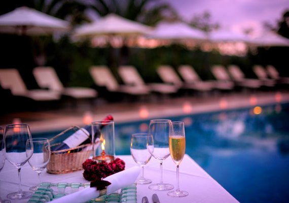 Poolside dining that decorates the resort stay