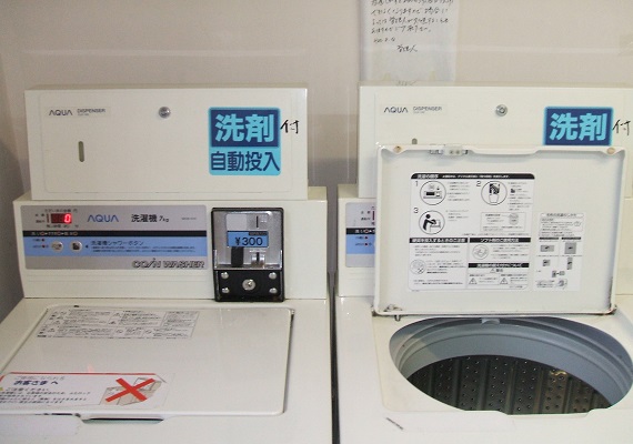 1樓有投幣式洗衣機，烘乾機。