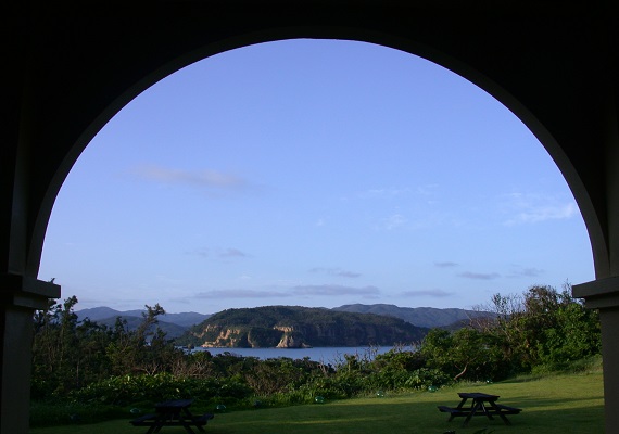 The size of the scenery cut out by the arch is just right for a relaxing time.
Slow passing time and scene of southern island are here.