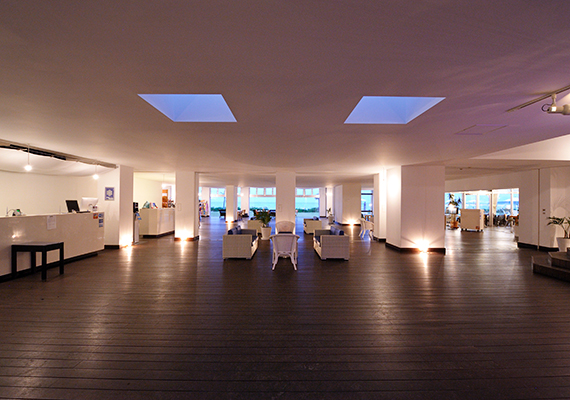 Lobby overlooking the beach