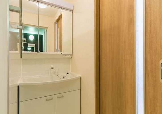 Large mirror washroom