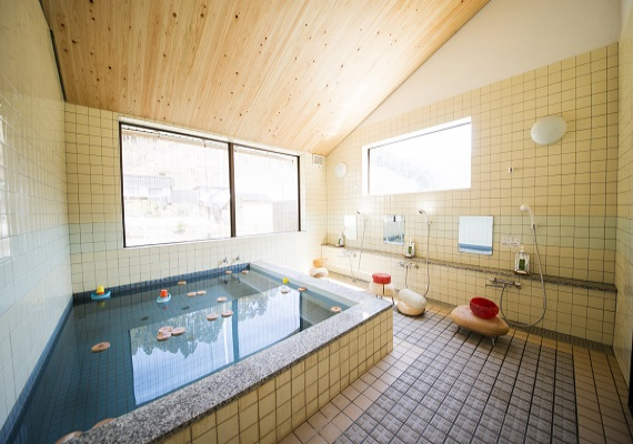 Onsen with a 100% radium spring fountainhead, is available for morning baths of staying guests.