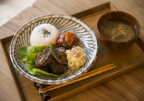 以 Farm to Table 為概念，使用產地直送的素材，提供由神戶北野法式料理餐廳「Matsushima」的松島主廚監督設計原創菜單。