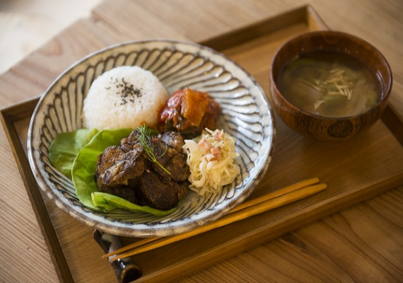 Farm to Tableをコンセプトに産地直送の素材を使い、神戸北野のフレンチ「Matsushima」の松島シェフ監修のオリジナルメニューをご用意。