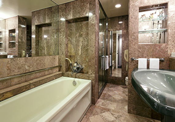 洋室のバスルームはすべてイタリア産総大理石造り。
贅沢な広さと重厚感のあるバスルームです。