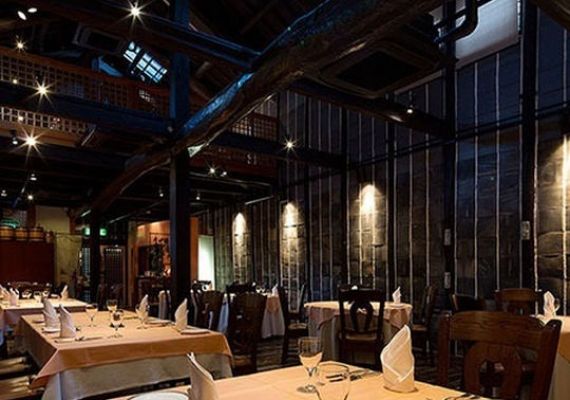 French restaurant "Hachikengura", only available to Kurashiki, refurbished its granary of around 220 years.