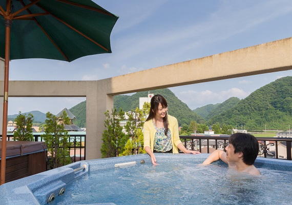 Open-air Jacuzzi (3pm-5pm)