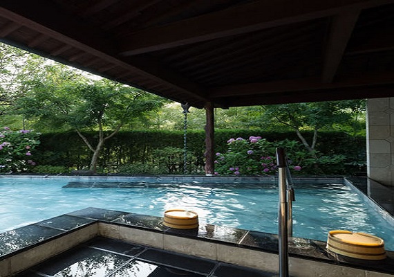 An outdoor bath which allows you to thoroughly enjoy the scenery of the four seasons 