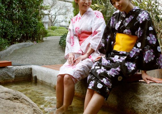 Footbath ("Okashi" footbath in the garden of Hanaterasu)