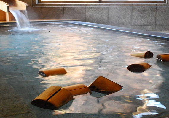 Inside bath (middle bathhouse)