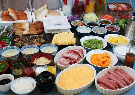 Breakfast buffet with self-service Sanuki udon noodles