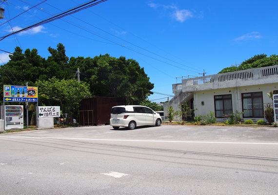 正面には無料駐車場あり！