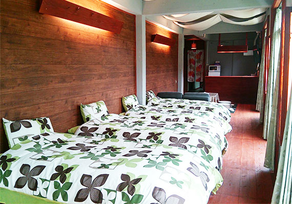 Western-style room that can accommodate up to 6 people
