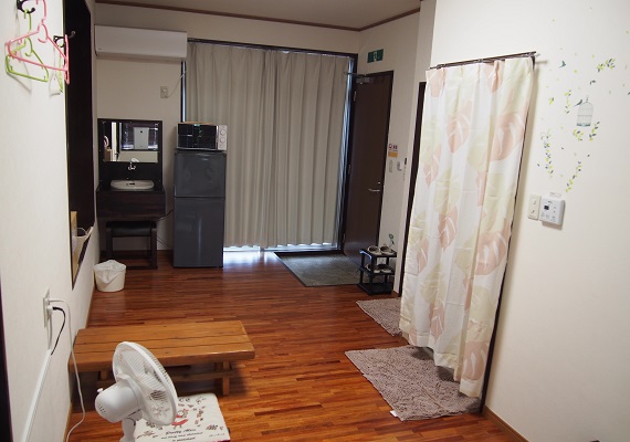 最大３名までのお部屋にも冷蔵庫や電子レンジが設置