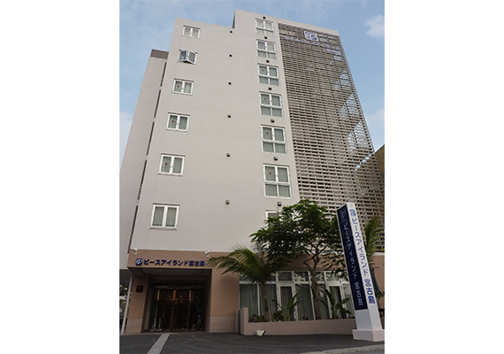 Check-in procedures are carried out at the "Hotel Peace Island Miyakojima" in front of the entrance.