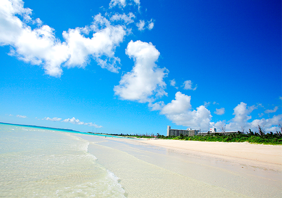 "Maehama Beach" is spread out in front of the hotel.