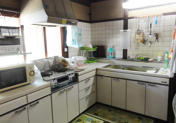 基本的な調理器具を備えたキッチン