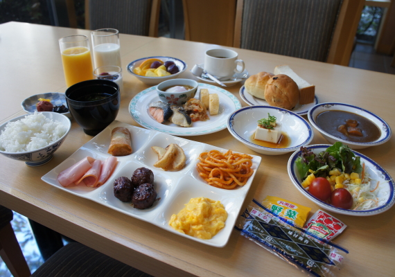 早餐　～日式・西式料理的自助餐形式～（※一例）