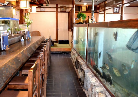 Counter seats in 1st floor "Aquarium cooking"