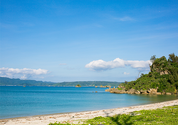 It is approximately 3 minutes on foot to neighborhood beach