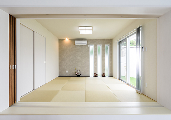 This comfortable Japanese-style room utilizes Ryukyu tatami without borders