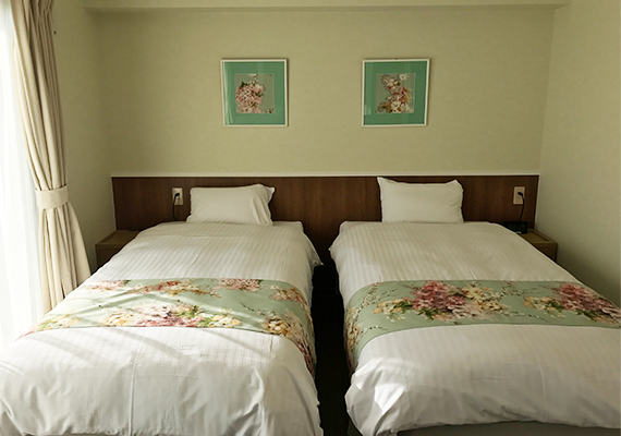 双床房（3楼～4楼）
双床房＋沙发床（双人尺寸）应对，最多可容纳４位宾客住宿
