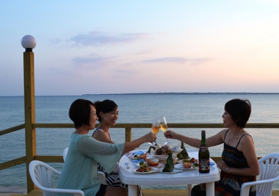 A red tile restaurant unique to Okinawa, Seaside terrace "Nami no Uta"