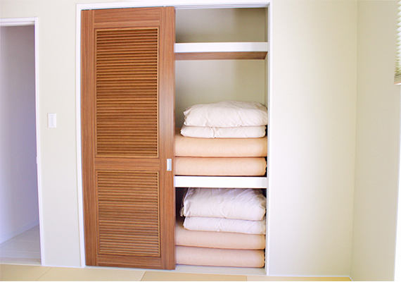 在和式房间内有放置到4个为止的和式床垫棉被组,最多可让8名所使用。