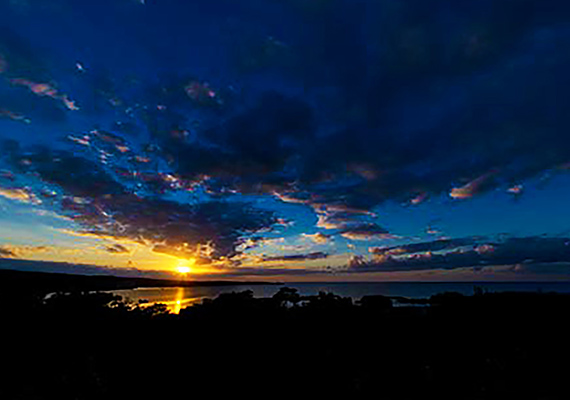 一邊眺望著沉入東海的夕陽・・・