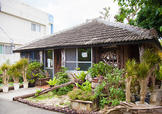 邻接「海人之宿」的餐厅「名护荞麦　海之亭」
※住房手续在「名护荞麦海之亭」受理。
