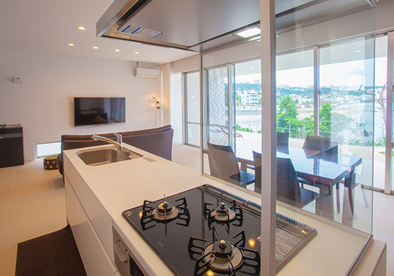 Living / dining room overlooking the sea through a large window glass
The location is like a scene from a movie.