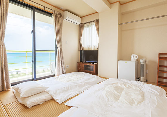 選用溫和色彩的高級琉球榻榻米，講究的日式客房。（日式客房８張榻榻米）