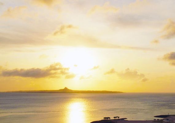 All building have balconies facing the sea. Sunset over emerald beach♪